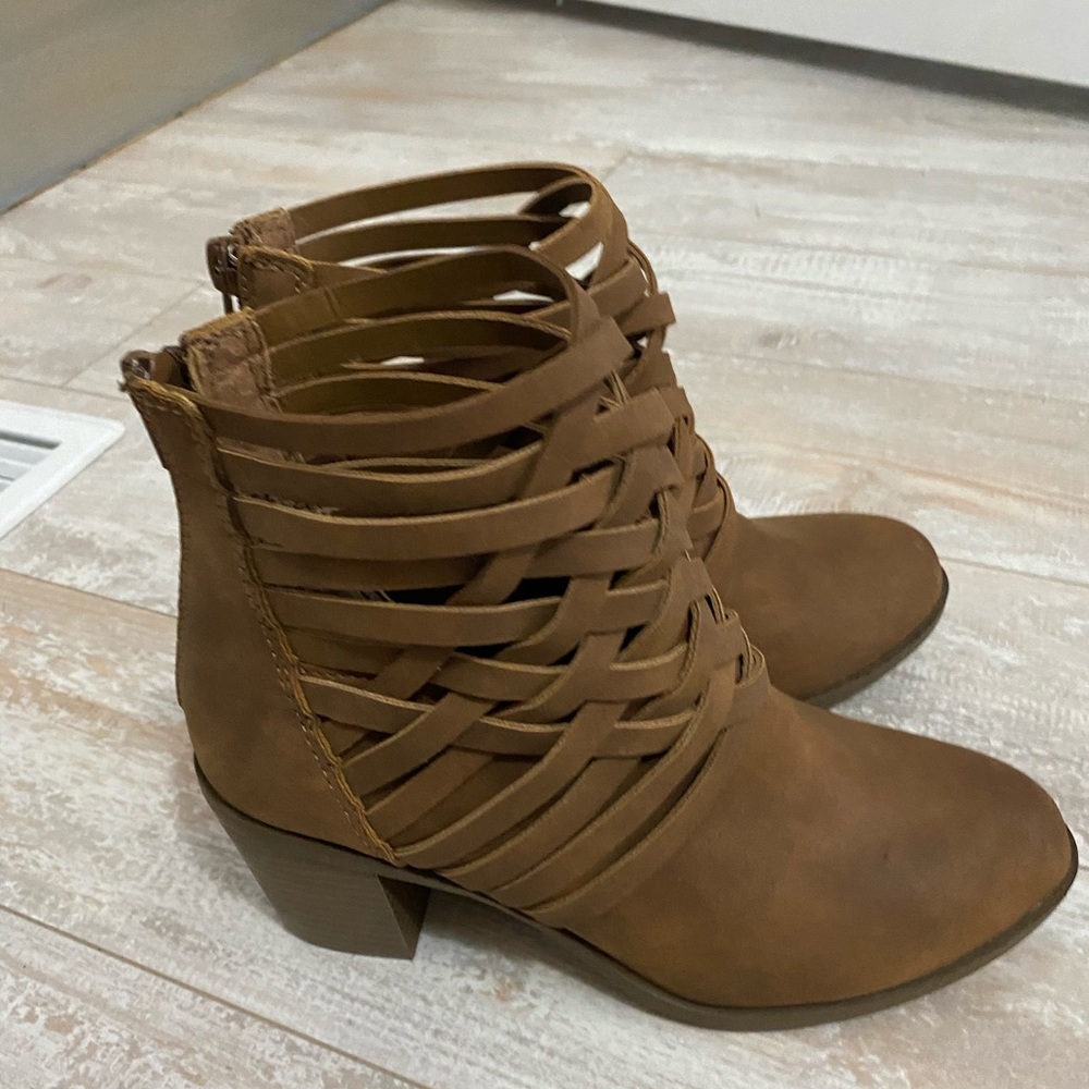 Cute booties 🌺 - Picture 8 of 12